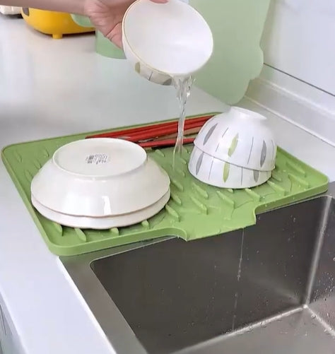 💥No-Spill Silicone Worktop Saver – Heat-Resistant & Non-Slip Mat for Drip-Free Drying💥